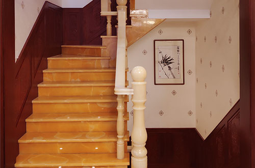 邦溪镇中式别墅室内汉白玉石楼梯的定制安装装饰效果